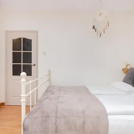 Elegant Kielecka In By Renters *