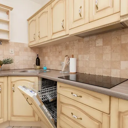 Elegant Kielecka In By Renters Daire